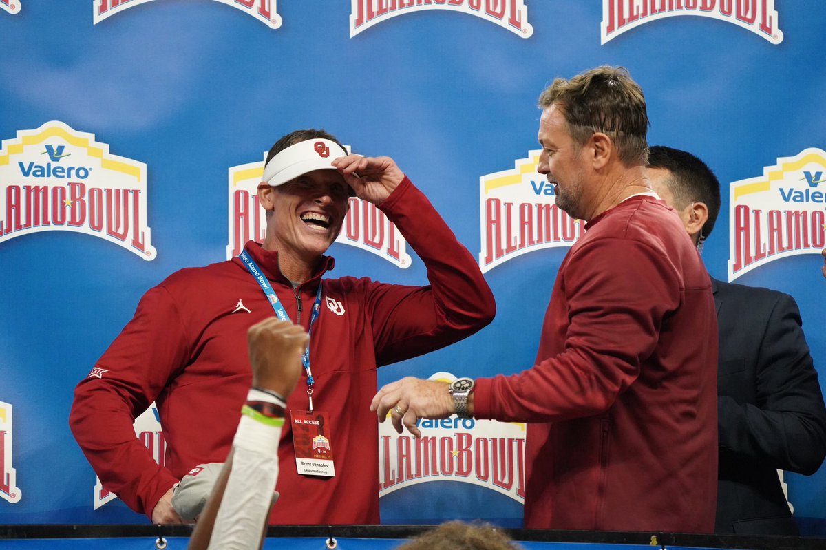 ParkerThune's tweet photo. As an era ends, a new one dawns. #Sooners https://t.co/YsQ7zJYQ43