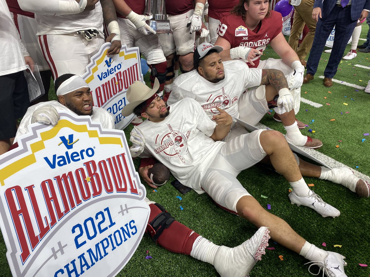 JoshMCallaway's tweet photo. Caleb Williams went cowboy hat for the postgame celly #Sooners https://t.co/gyWDlKxPSy