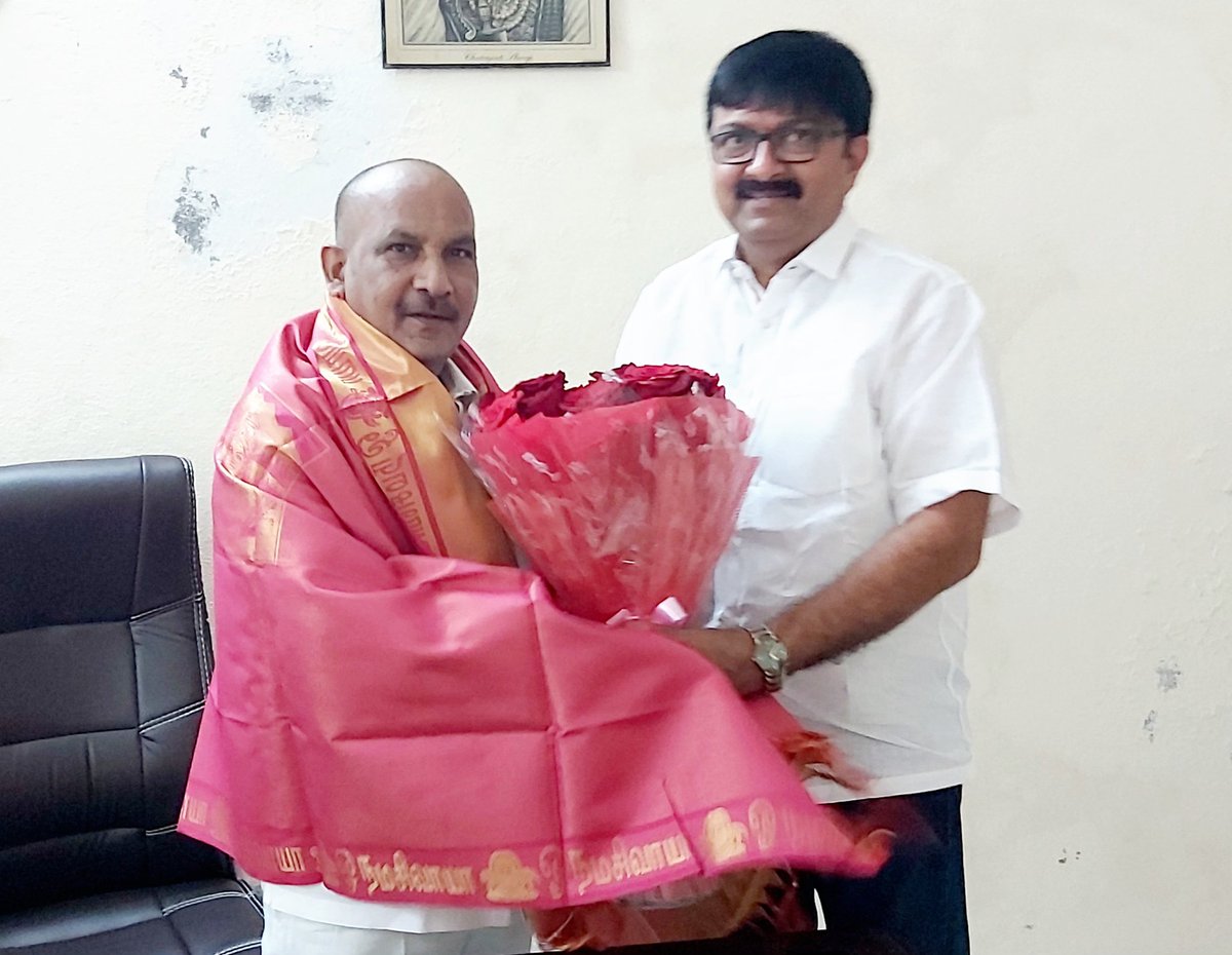 MadathaGoud's tweet photo. మహబూబాబాద్ జిల్లా క్యాంపు కార్యాలయంలో 
ఎమ్మెల్సీ 
శ్రీ #తక్కెళ్లపల్లి_రవీందర్_రావు గారిని కలిసి శుభాకాంక్షలు తెలియజేసిన టీఆర్ఎస్ నాయకులు K S N రెడ్డి గారు https://t.co/N5CSRSUbuo