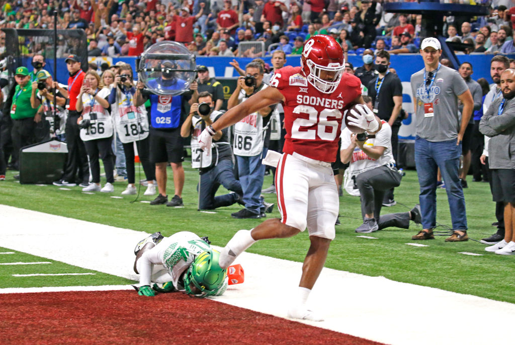 ESPNInsights's tweet photo. Caleb Williams and Kennedy Brooks are the first pair of teammates in Big 12 history with 3 Pass TD (Williams) and 3 Rush TD (Brooks) in a bowl game.

Brooks' 3 Rush TD tied an Oklahoma bowl game record, last done by Blake Bell in the 2011 Insight Bowl. https://t.co/TKnFU72sV8