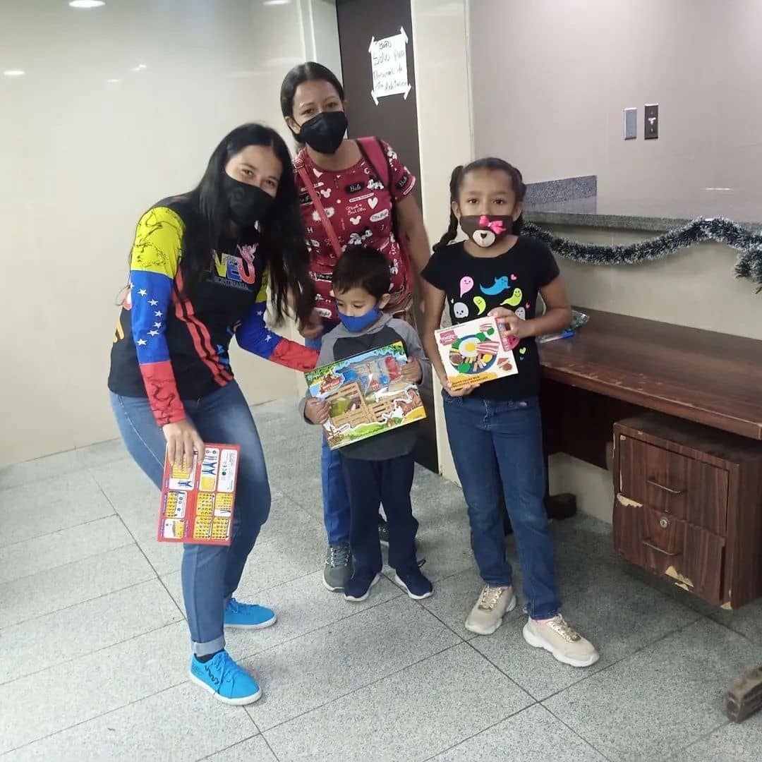 jos25hawk07's tweet photo. En el Seguro San José, del Estado Aragua, la @fveuoficial hizo entrega de juguetes y un espacio para compartir con los niños que están en su proceso de recuperación en este centro asistencial.
.
. https://t.co/1HNHfRhHOd