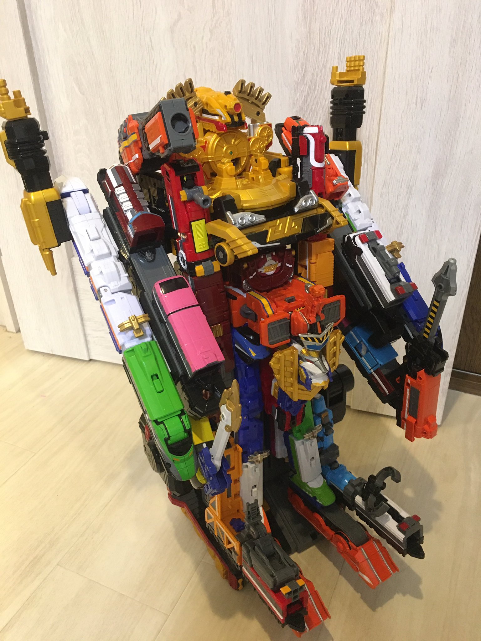 Battchi Dxトッキュウジャーロボの全合体 アルティメットトッキュウレインボーを久しぶりに作りました ๑ ᴗ チビもようやく凄さが分かる様になった様で 凄い と喜びの声を上げてくれましたねぇ 何箇所かテープ止めのインチキ箇所が