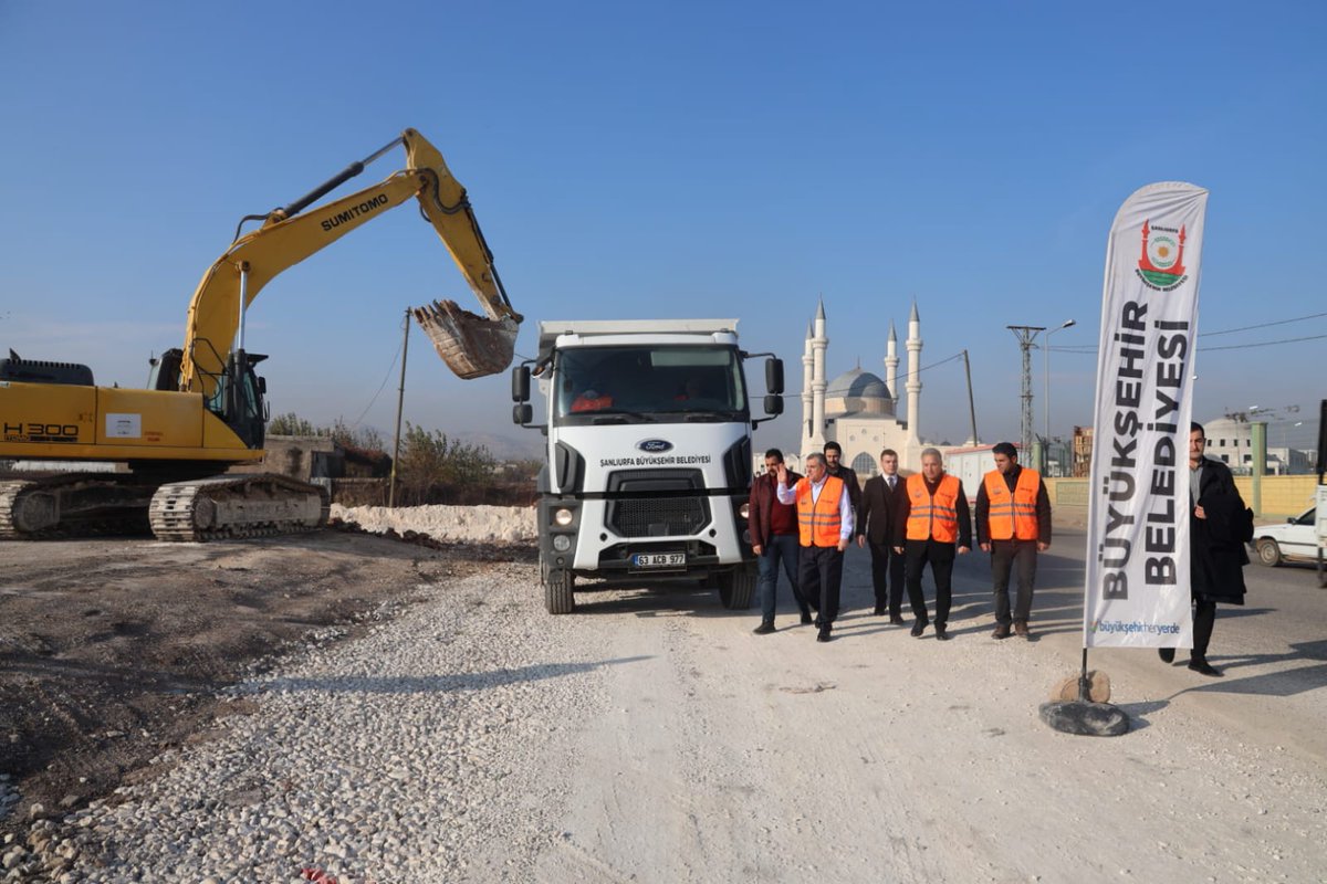 15 Temmuz Demokrasi Bulvarı ile Mevlana Caddesi arasında önemli bir bağlantı yol görevi gören Sadun Paşa Bulvarı'ndayız.

Burada Büyükşehir ekiplerimizin yürüttüğü çalışmayla yol genişliği 50 metreye çıkarılıyor.

Şanlıurfa'nın ulaşım altyapısını geleceği düşünerek güncelliyoruz.