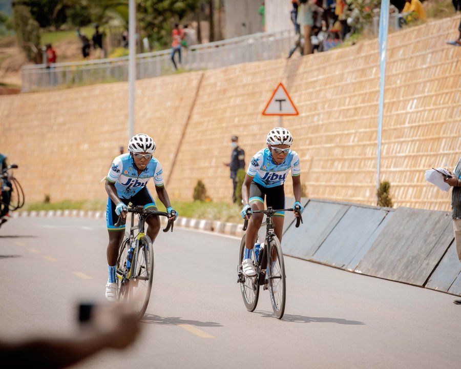 BugeseraC's tweet photo. Kuwa 29.12.2021, Inteko rusange y'Umuryango wa Bugesera Cycling team yarateranye irebera hamwe ibimaze kugerwaho muri rusange inafata ingamba z'igihe kiri imbere.

Muri iyo inteko rusange kandi, hakiriwe abanyamuryango bashya aribo Bwana @erick_shaba na #Nsenga Pierre Celestin. https://t.co/ljytCW0AO4