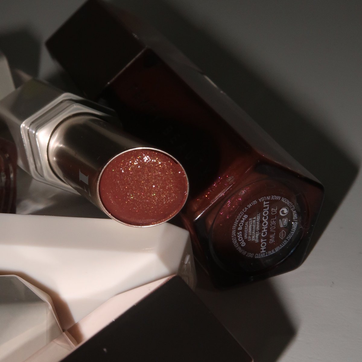 withprymn's tweet photo. — Fenty Beauty Swatches 
80% ของหมวดหมู่ลิปสติกบนโต๊ะเครื่องสำอางเต็มไปด้วย Fenty Beauty เลยอยากมาสวอช ครั้งนี้จะเน้นเป็นสีน้ำตาล สีเข้ากับสีปากได้ดี ไม่โดดออกมาแต่ทำให้ริมฝีปากสวยอย่างแน่นอน (ต่อใน thread) https://t.co/vHwFIy4C0V