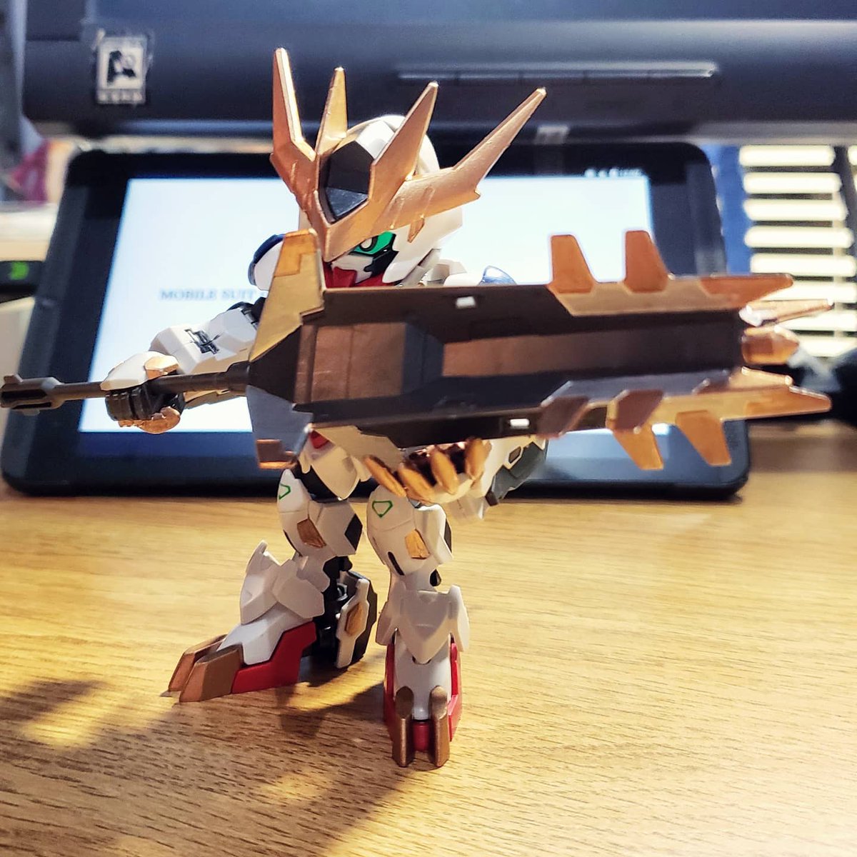 ProphetEKA's tweet photo. I'm calling it done (for now). = )
Here's the basic idea: For as much as I like the base Barbatos Lupus Rex, I wanted to lean more toward the Lupus & Rex parts of its name.
#Gunpla #SDCS #BarbatosLupusRex #PaintTest https://t.co/wG4DpTabYZ