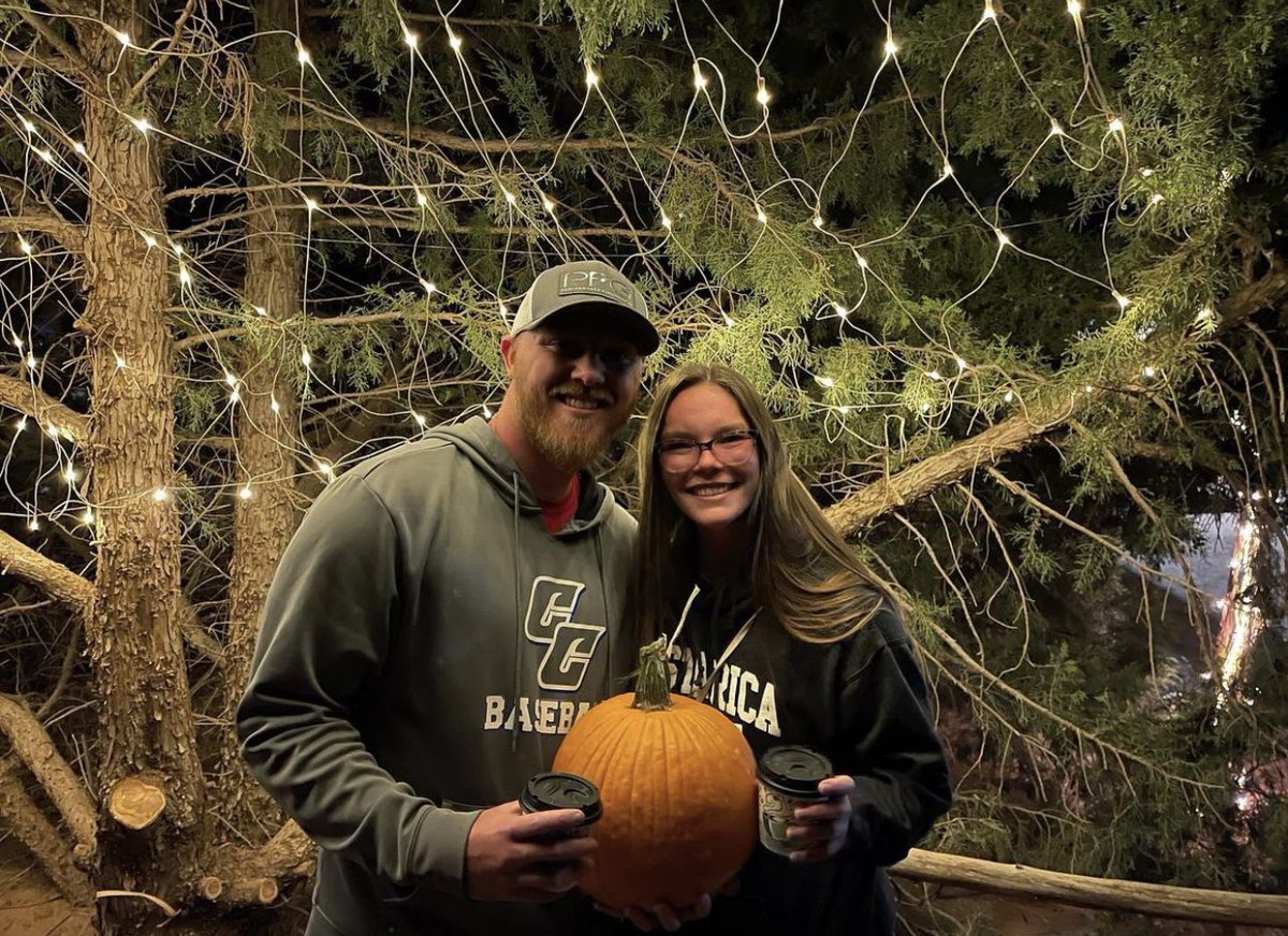 hannah_wise16's tweet photo. I wouldn’t want to go to the corn maze with anyone else but you 💕 https://t.co/tgMGzxH1Kv