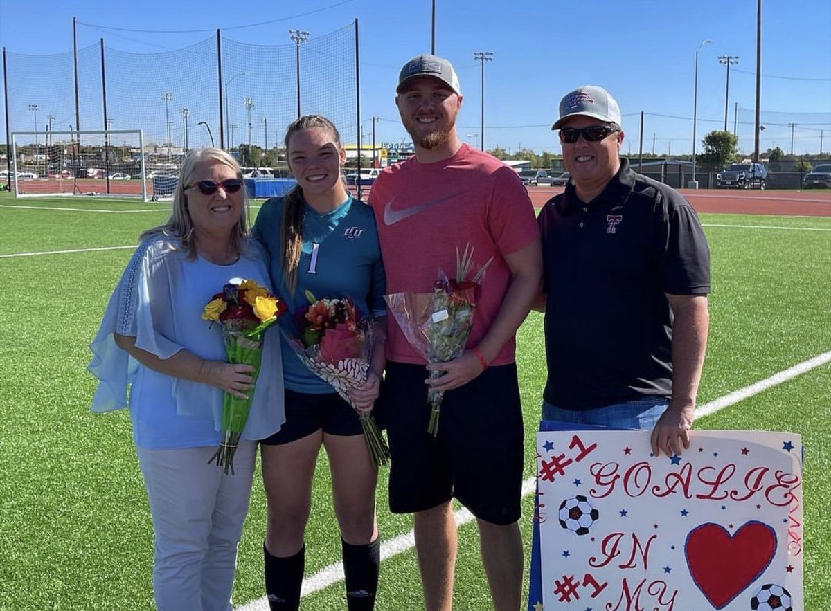 hannah_wise16's tweet photo. Great senior day! https://t.co/tb9MNZACmr