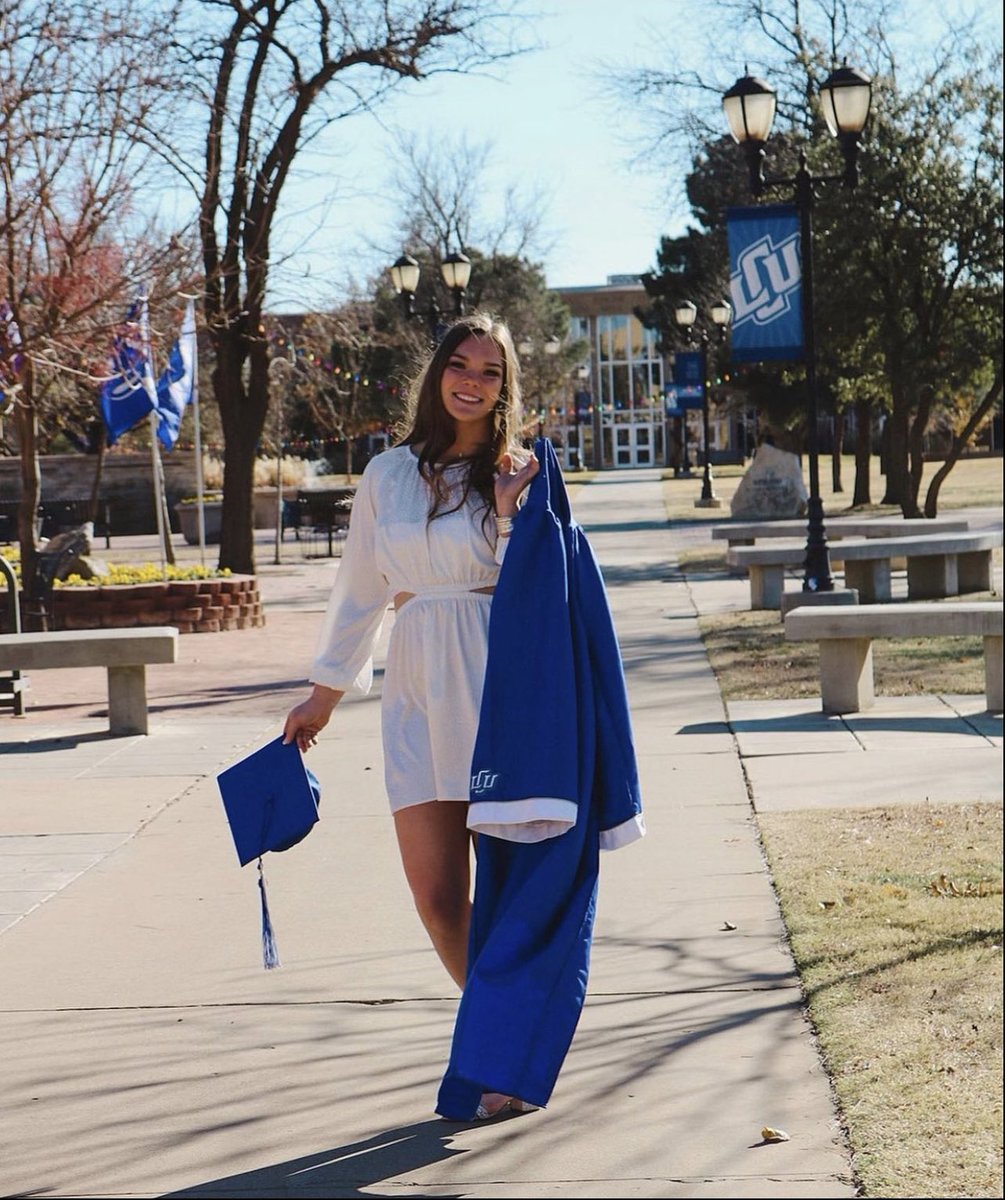 hannah_wise16's tweet photo. What a journey! 🎓 https://t.co/RCJsetXS4f