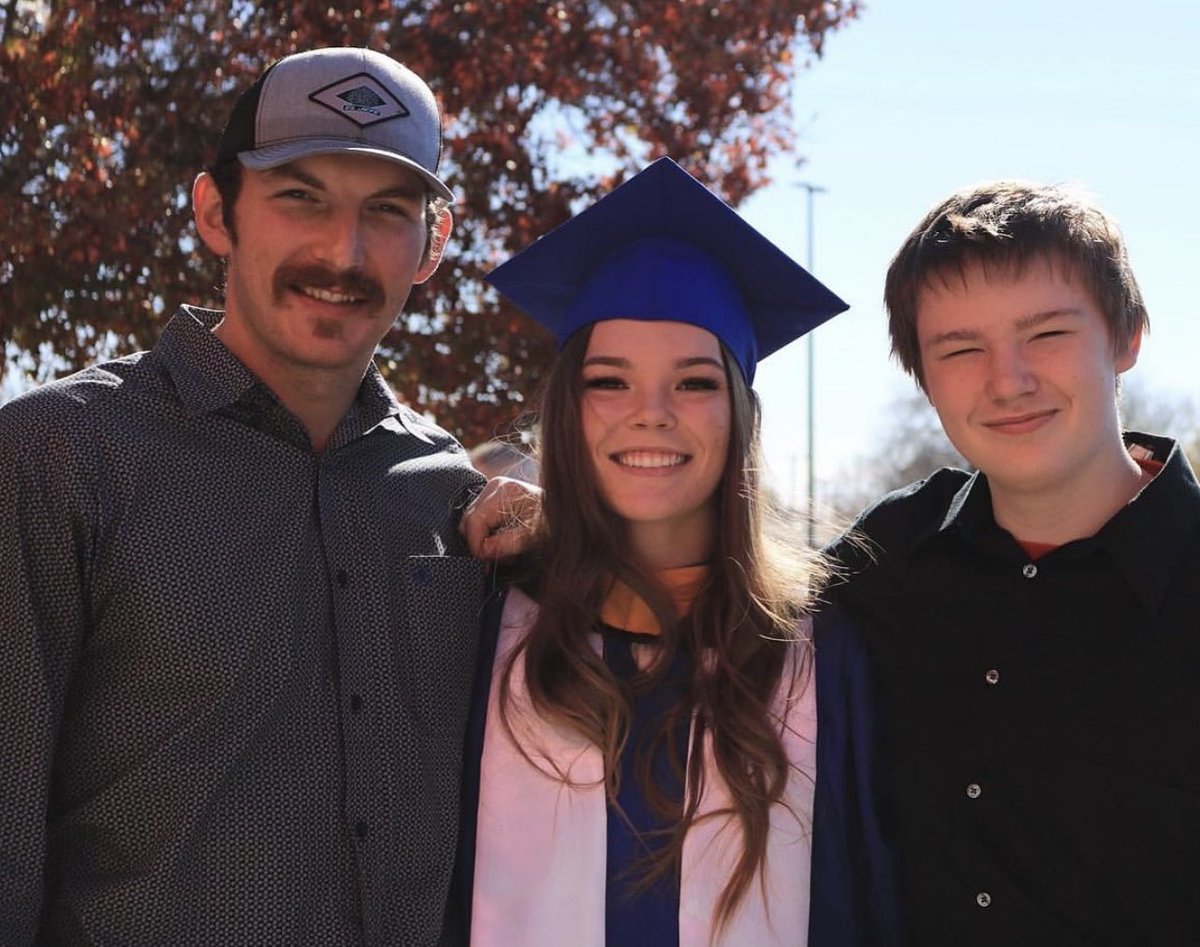hannah_wise16's tweet photo. Finally Graduated! https://t.co/ooLKbWp4oJ
