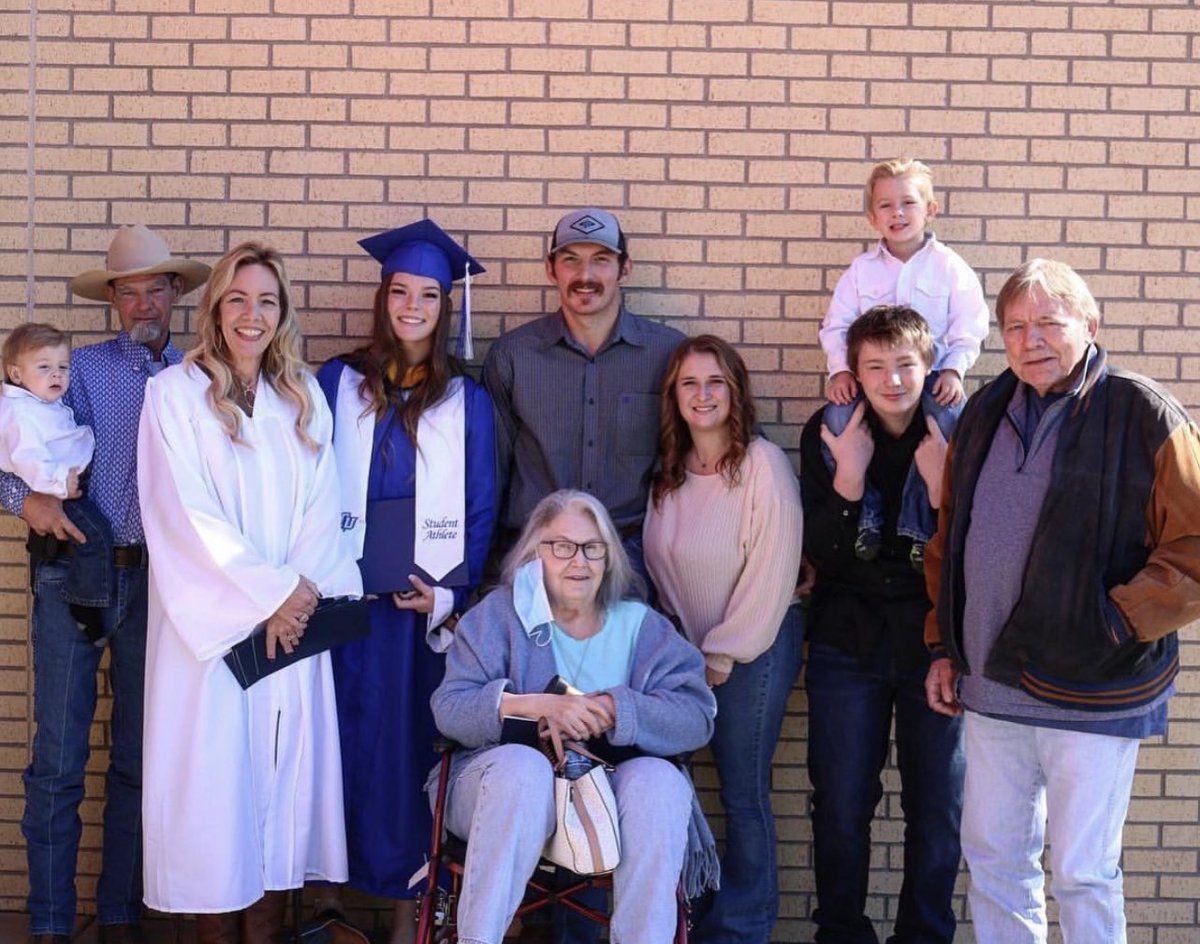 hannah_wise16's tweet photo. Finally Graduated! https://t.co/ooLKbWp4oJ