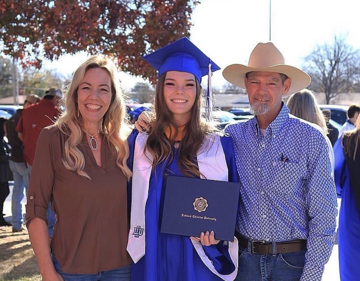 hannah_wise16's tweet photo. Finally Graduated! https://t.co/ooLKbWp4oJ