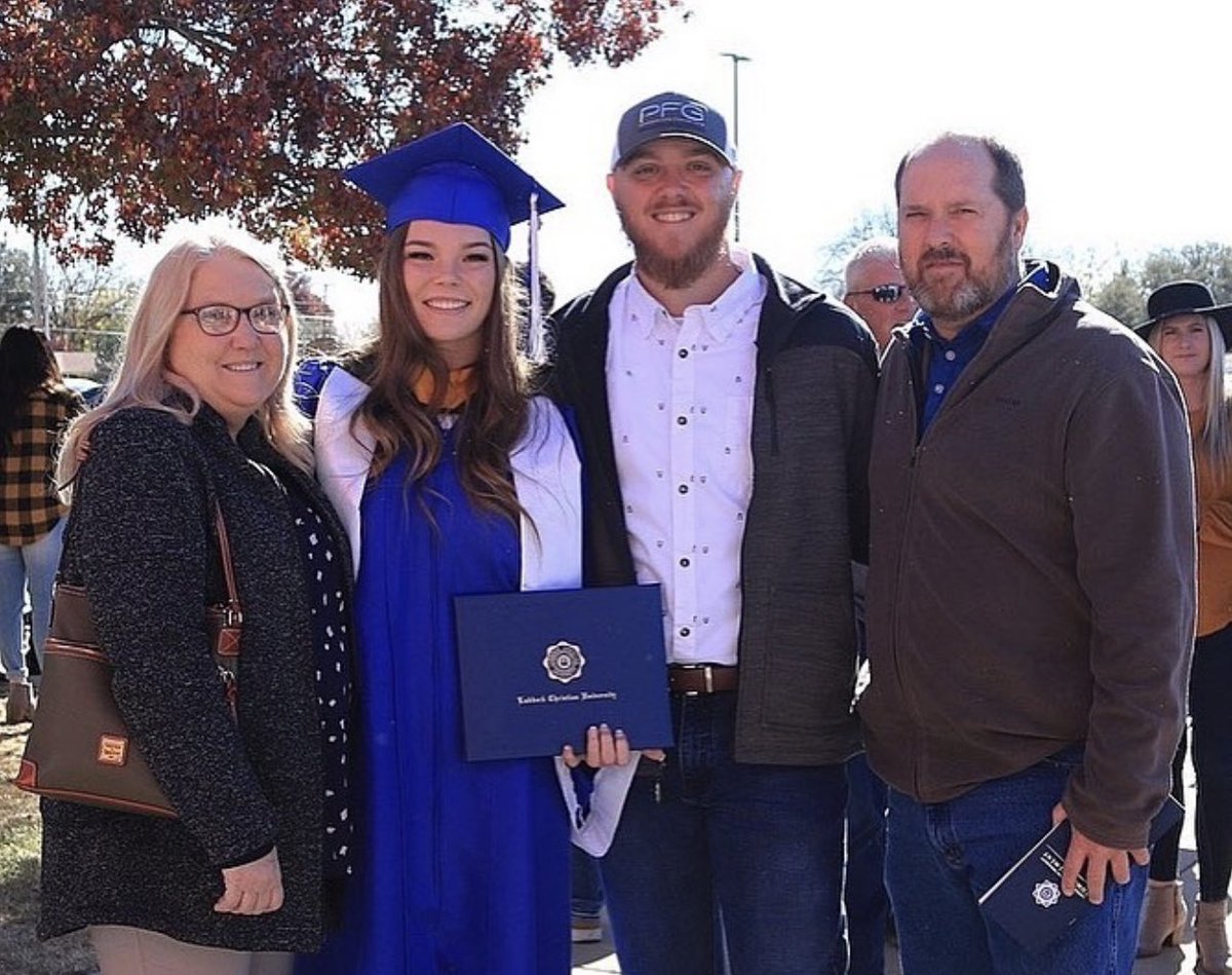 hannah_wise16's tweet photo. Finally Graduated! https://t.co/ooLKbWp4oJ