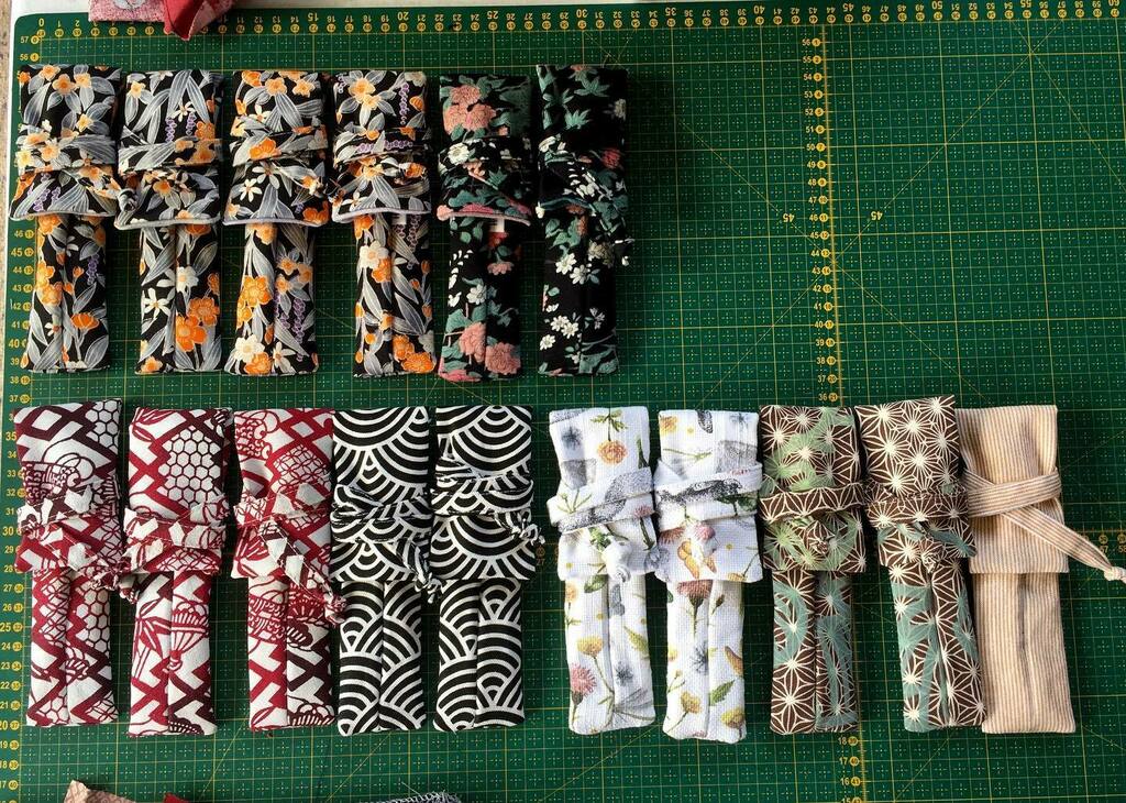 HurlestoneNZ's tweet photo. Made these today. Top row are Japanese kimono fine wool fabrics paired with velvet linings; bottom row are all cotton bar the three on the left which are kimono poly fabric.
#hurlestonenz #penkimono #penkimonos #fountainpenaccessories #penwrap #penbag โฆ https://t.co/yB4A6rvLpz https://t.co/5VglKVZ80F