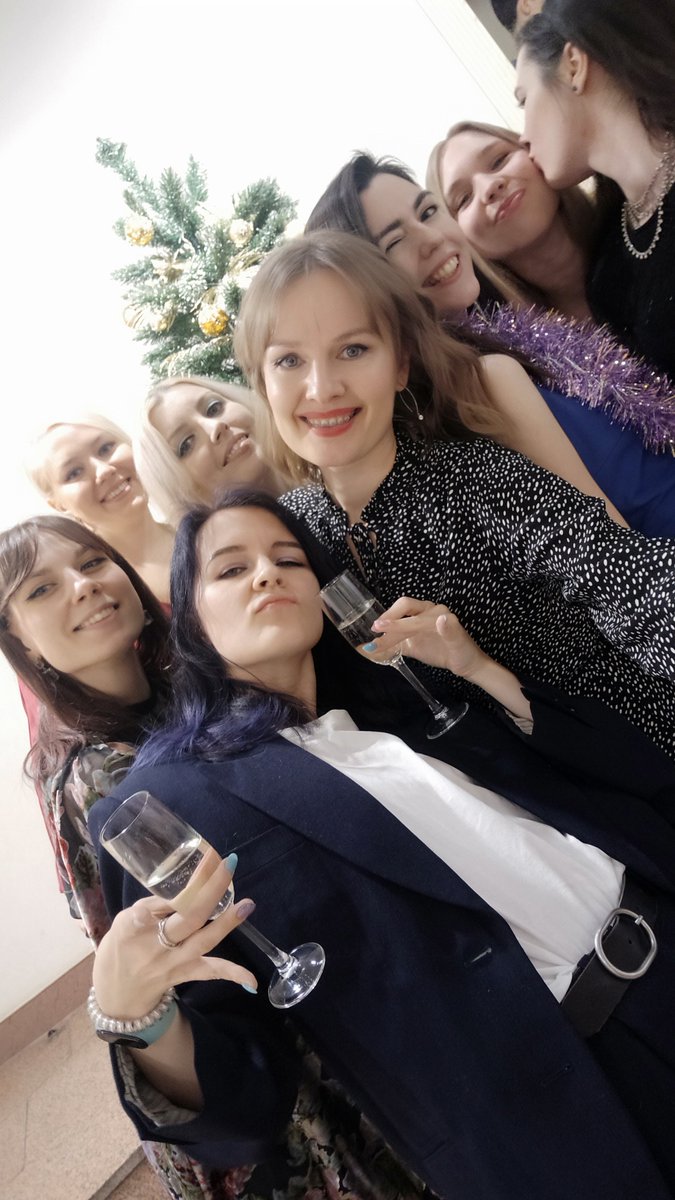 WhaleboxStudio's tweet photo. Привет.

Уходящий год стал даже более насыщенным, чем 2020-й. Наша команда выросла. Нас стало больше, мы стали опытней. Мы Вернули активность в наши соцсети.

2021-й мы завершаем тайным Сантой и совместным походом в кафе. Получили подарки и праздничный настрой.

С наступающим) https://t.co/3KkgDffrfa