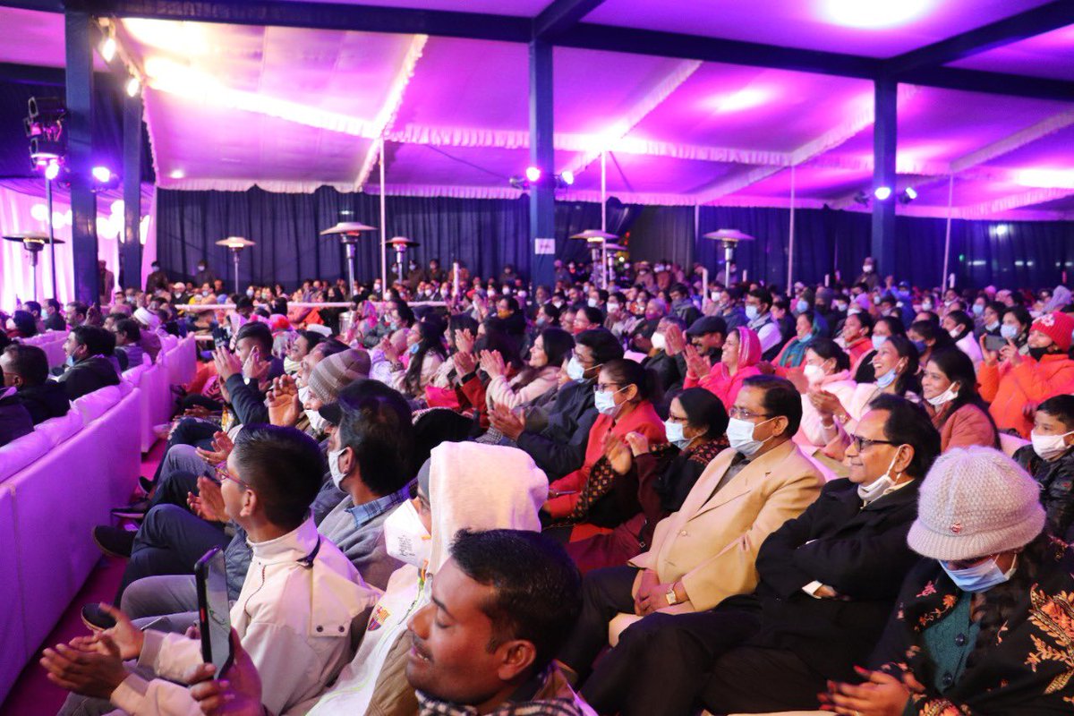 DrKumarVishwas's tweet photo. कड़कड़ाती ठंड में हज़ारों स्थानीय नागरिकों व पर्यटकों की उपस्थिति में यह रात अविस्मरणीय रही।मैंने लंबे समय बाद ढाई घंटे से भी अधिक समय तक काव्यपाठ किया।शहीदों को नमन से इस रसभरी रात का समालोप हुआ।यह रात,आबूवासियों के स्नेह व आतिथ्य की याद दिलाती रहेगी🇮🇳❤️🙏
Wardrobe @studio_sleek https://t.co/1d9TH1S6KL