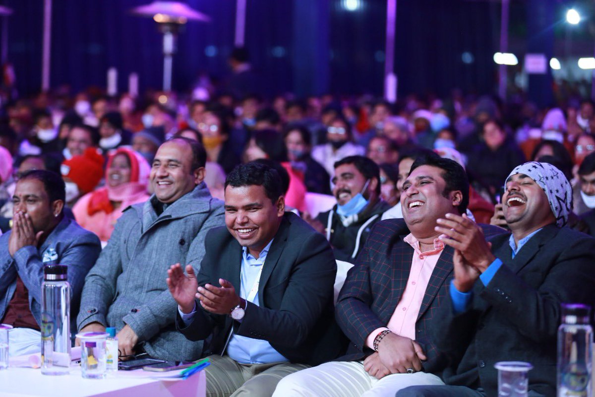 DrKumarVishwas's tweet photo. कड़कड़ाती ठंड में हज़ारों स्थानीय नागरिकों व पर्यटकों की उपस्थिति में यह रात अविस्मरणीय रही।मैंने लंबे समय बाद ढाई घंटे से भी अधिक समय तक काव्यपाठ किया।शहीदों को नमन से इस रसभरी रात का समालोप हुआ।यह रात,आबूवासियों के स्नेह व आतिथ्य की याद दिलाती रहेगी🇮🇳❤️🙏
Wardrobe @studio_sleek https://t.co/1d9TH1S6KL