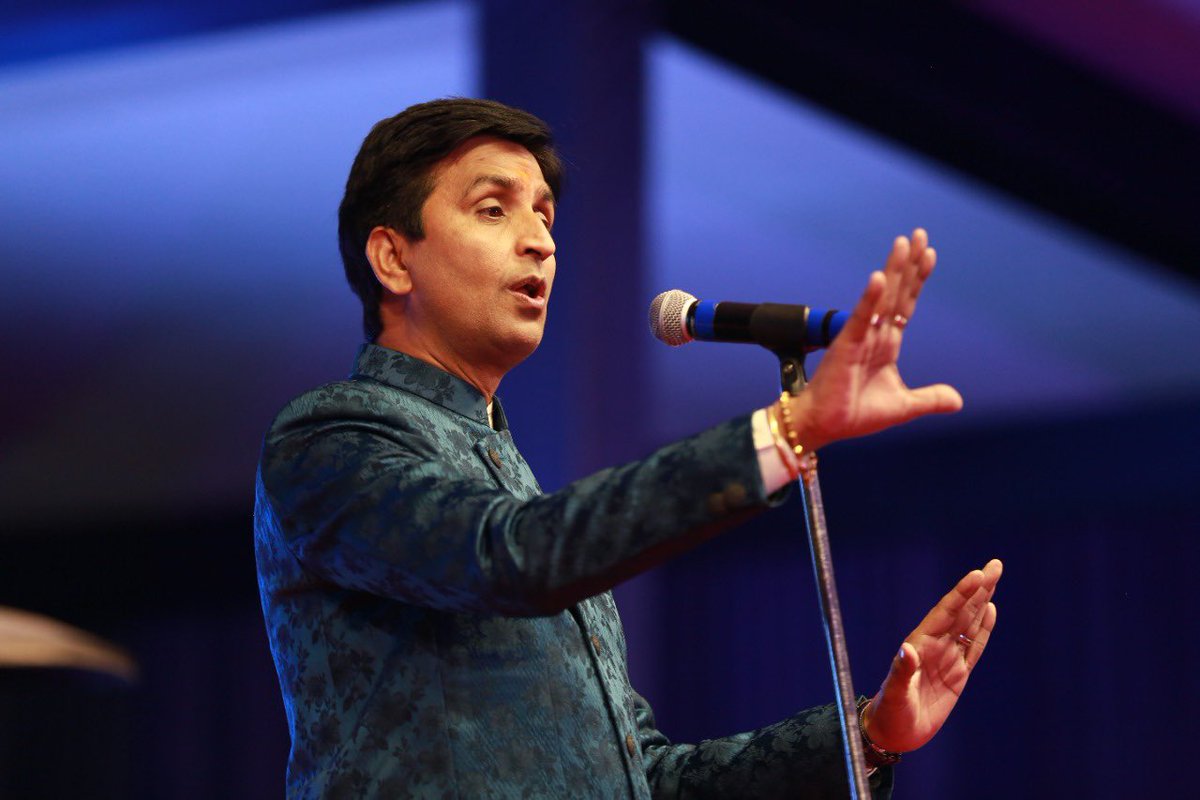 कड़कड़ाती ठंड में हज़ारों स्थानीय नागरिकों व पर्यटकों की उपस्थिति में यह रात अविस्मरणीय रही।मैंने लंबे समय बाद ढाई घंटे से भी अधिक समय तक काव्यपाठ किया।शहीदों को नमन से इस रसभरी रात का समालोप हुआ।यह रात,आबूवासियों के स्नेह व आतिथ्य की याद दिलाती रहेगी🇮🇳❤️🙏
Wardrobe <a href="/studio_sleek/">SleekStudioOfficial</a>