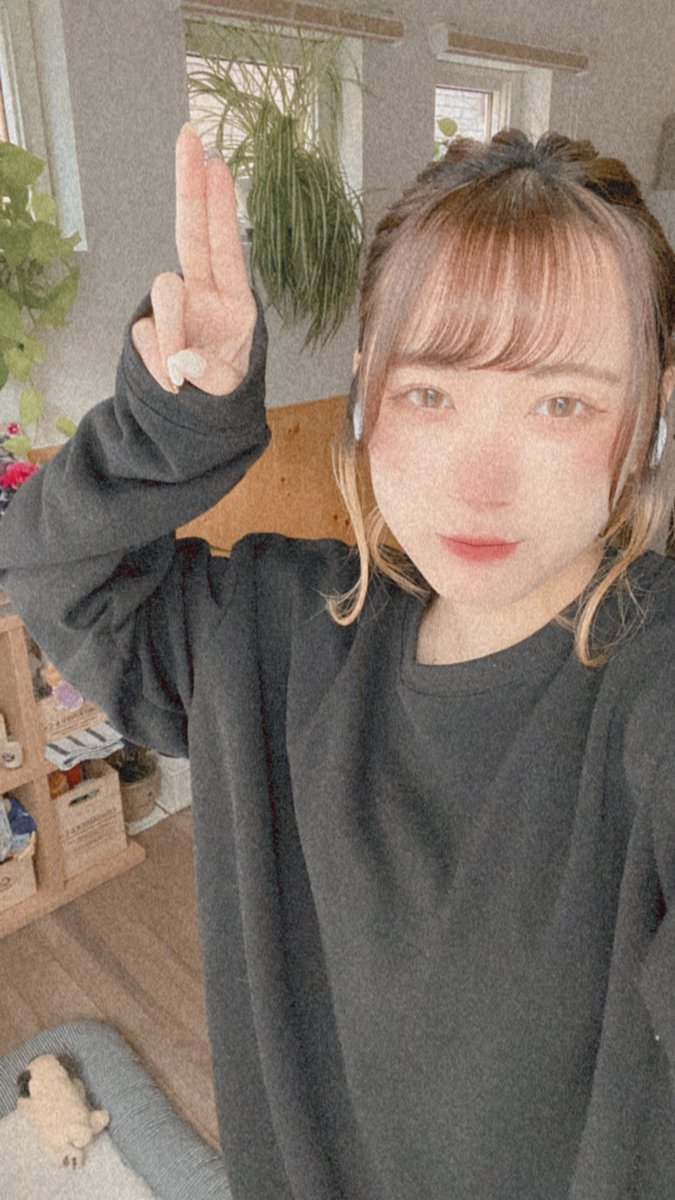 明日で一年が終わりますね〜（ ;  ; ）
今年はどんな一年でしたか？
私は本当にいろんなことありすぎて
成長できたかなって思います！
来年は社会人になるので張り切ってくぞ〜！💪🏻