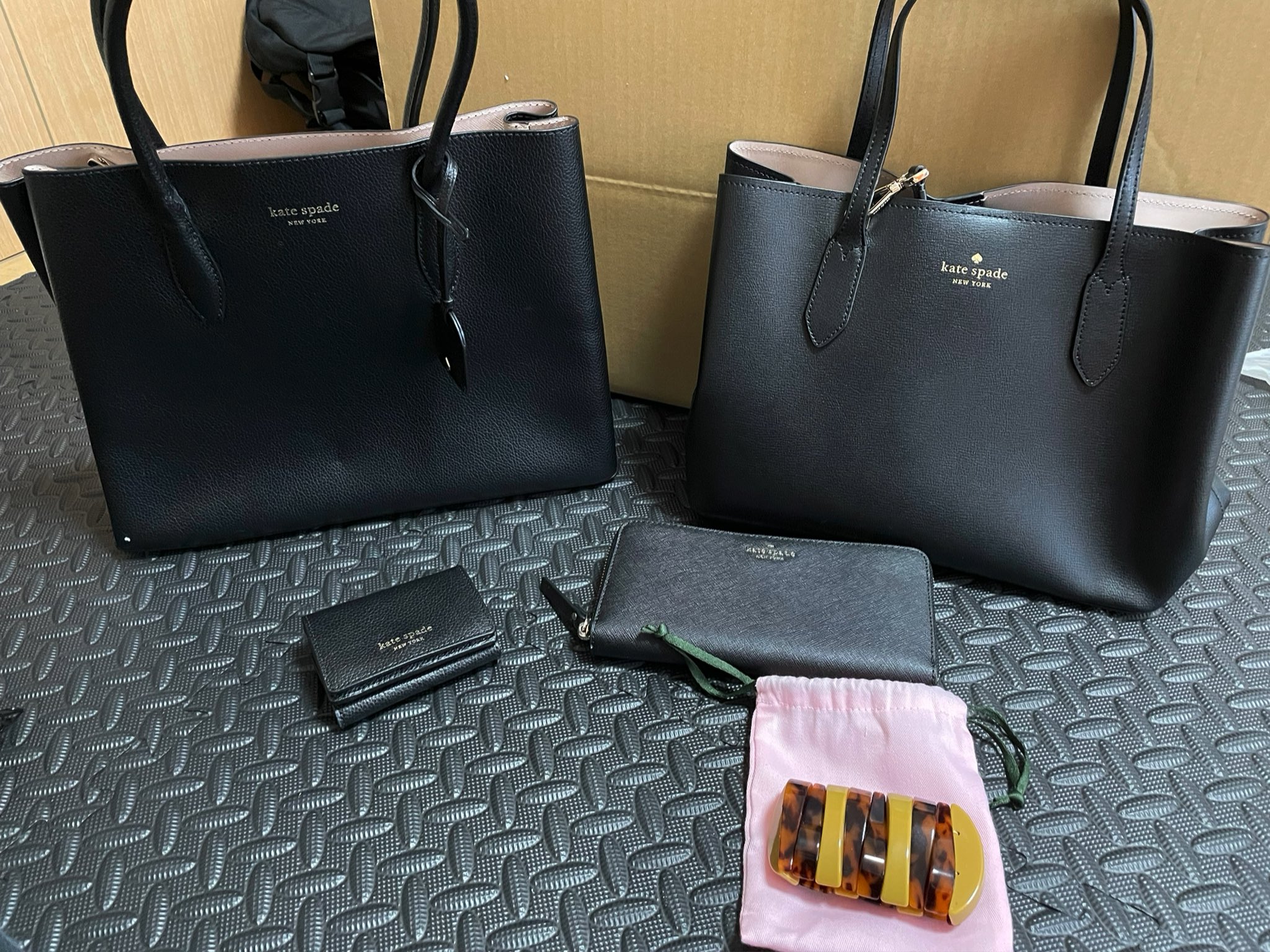 ふぁみまるこナース ケイトスペードの福袋きた けど全体的に黒い 笑 どなたか交換希望います ケイトスペード Katespade 福袋 22福袋 T Co Oda1lzvyev Twitter