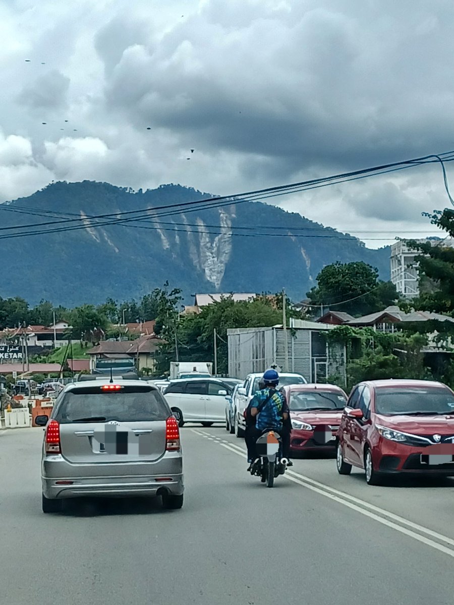 Kesan runtuhan tanah di gunung akibat hujan tempoh hari dapat dilihat jelas dari Bentong.

#DaruratBanjir