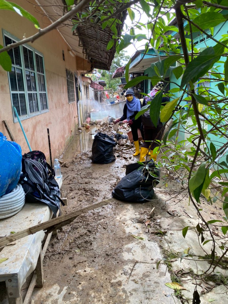 CerunJKR's tweet photo. Misi Pasca Banjir pasukan sukarelawan @CerunJKR di Dewan Komuniti Taman Sri Nanding, Hulu Langat dan sekitar kawasan kediaman penduduk yang terjejas. Semoga Usaha ini dapat membantu meringankan bebanan penduduk setempat yang menghadapi ujian ini.
@JKRMalaysia 
@AbdRahm77634664 https://t.co/0cu55GMo3n