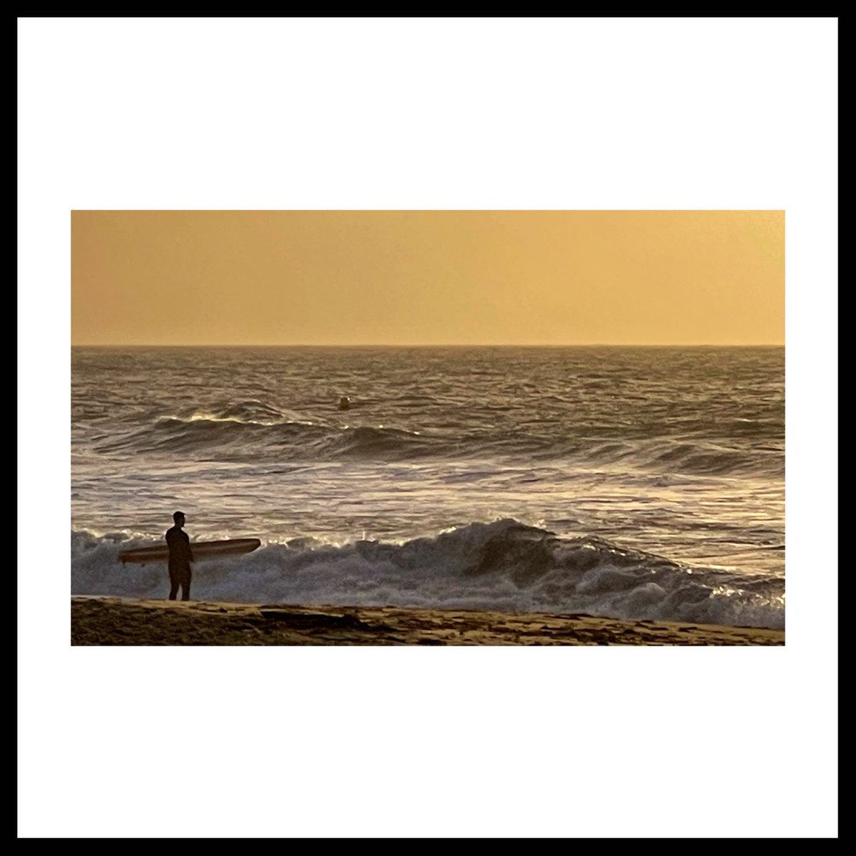 #surfsup #sunrise #bournemouth #boscomebeach #dorset #winterlight #landscapephotography #iphonohraphy