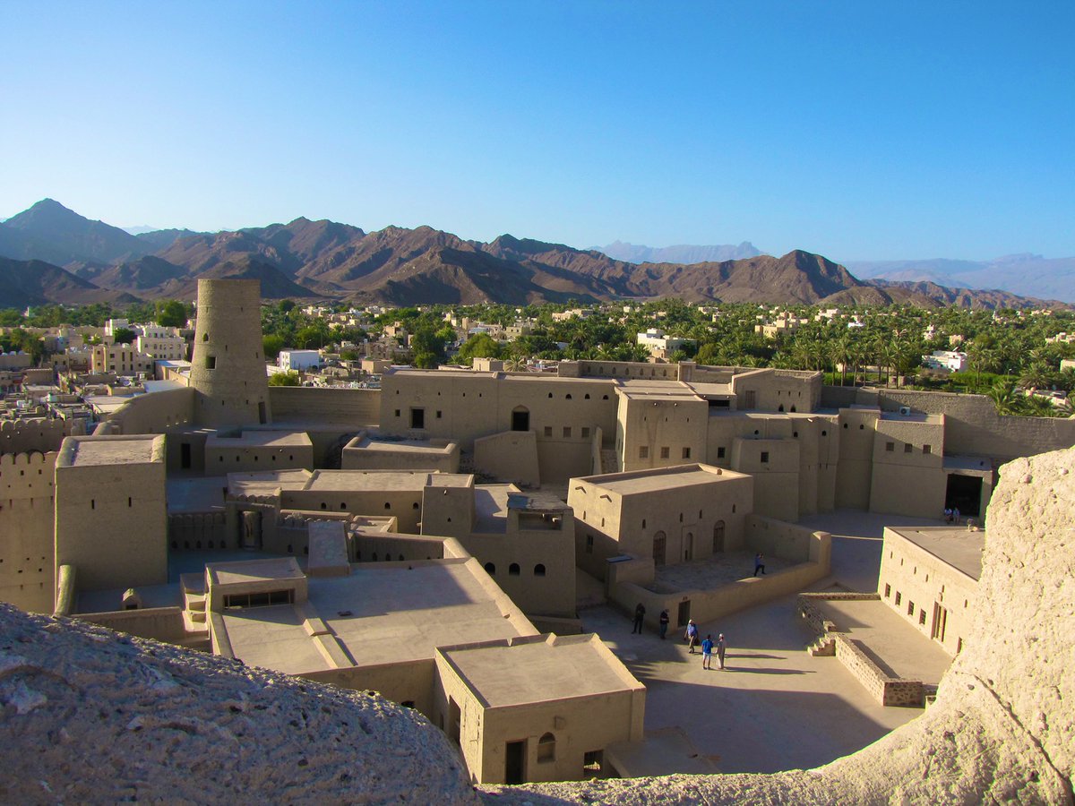 lnvanzoonen's tweet photo. Op #ThrowbackThursday blik ik terug op een recent bezoek aan Bahla fort in Oman. Volgens een lokale legende zou dit indrukwekkende fort in één nacht door een djinn zijn gebouwd🧞‍♂️#FolkloreThursday #FortThursday https://t.co/yRex2M2Ezw