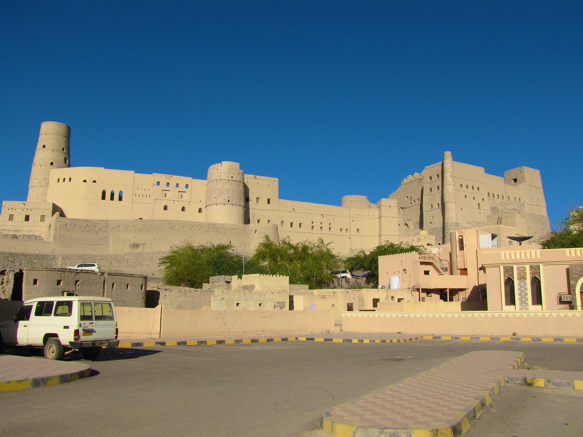lnvanzoonen's tweet photo. Op #ThrowbackThursday blik ik terug op een recent bezoek aan Bahla fort in Oman. Volgens een lokale legende zou dit indrukwekkende fort in één nacht door een djinn zijn gebouwd🧞‍♂️#FolkloreThursday #FortThursday https://t.co/yRex2M2Ezw