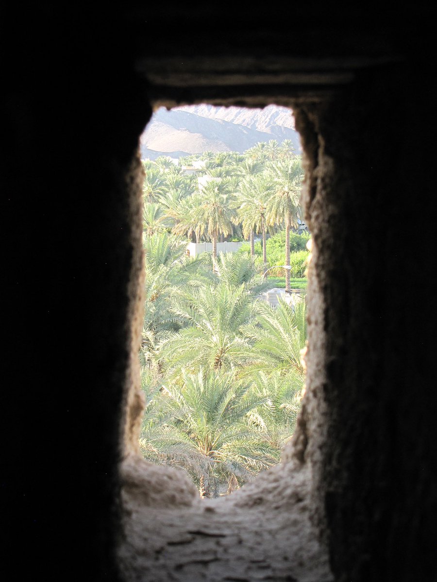 lnvanzoonen's tweet photo. Op #ThrowbackThursday blik ik terug op een recent bezoek aan Bahla fort in Oman. Volgens een lokale legende zou dit indrukwekkende fort in één nacht door een djinn zijn gebouwd🧞‍♂️#FolkloreThursday #FortThursday https://t.co/yRex2M2Ezw