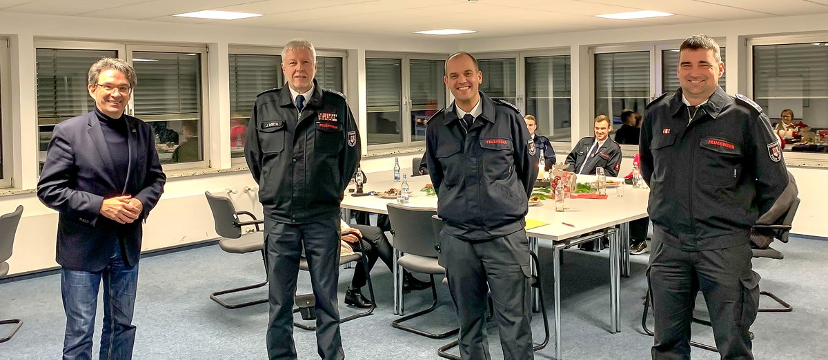 Die #FreiwilligeFeuerwehr der #StadtSoest hat eine neue Leitung. Bürgermeister Dr. Ruthemeyer hat die Ernennungsurkunden an den neuen Leiter Christoph Blume (2.v.r.) und seinen Stellvertreter Thorsten Krabbe (re.) übergeben und Jürgen Wirth (2.v.l.) zum Ehrenwehrführer ernannt.