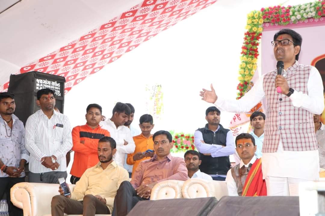manoharshih's tweet photo. કલોલ તાલુકા ના નાસ્મેદ ગામે ચારીના ગોગા મહારાજના મંદિર દ્વારા #શ્રીમદ્_ભ��ગવત_સપ્તાહ ના ભવ્ય ઘામિઁક કાર્યક્રમમા ગુજરાત ક્ષત્રિય ઠાકોર સેના પ્રદેશ પ્રમુખ #શ્રી_અલ્પેશજી_ઠાકોર સાહેબ ઉપસ્થિત રહ્યા... https://t.co/jyQV1QWICw