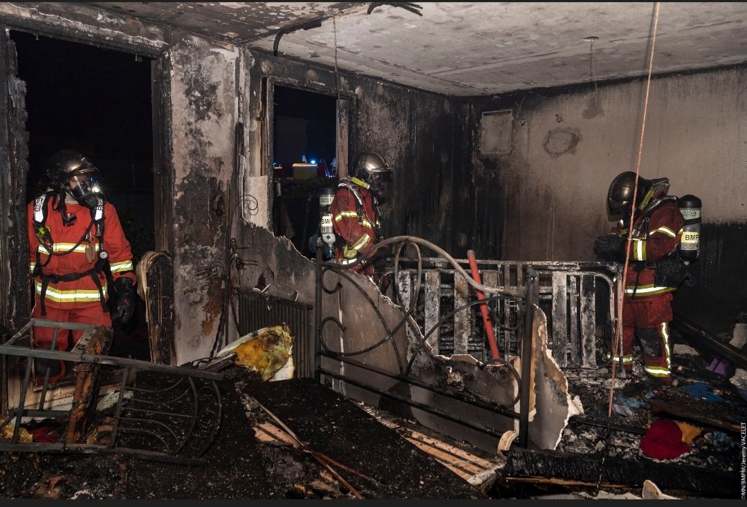 [#Retourenimages🔥]

Peu avant 5h ce matin, un feu d'appartement s'est déclaré au RDC  d'un immeuble de 4 étages avenue Viton (9e).
À l'arrivée des marins-pompiers 3 personnes ont été évacuées.
5h45 feu maîtrisé,  au total 50 marins-pompiers et 14 engins ont été mobilisés.