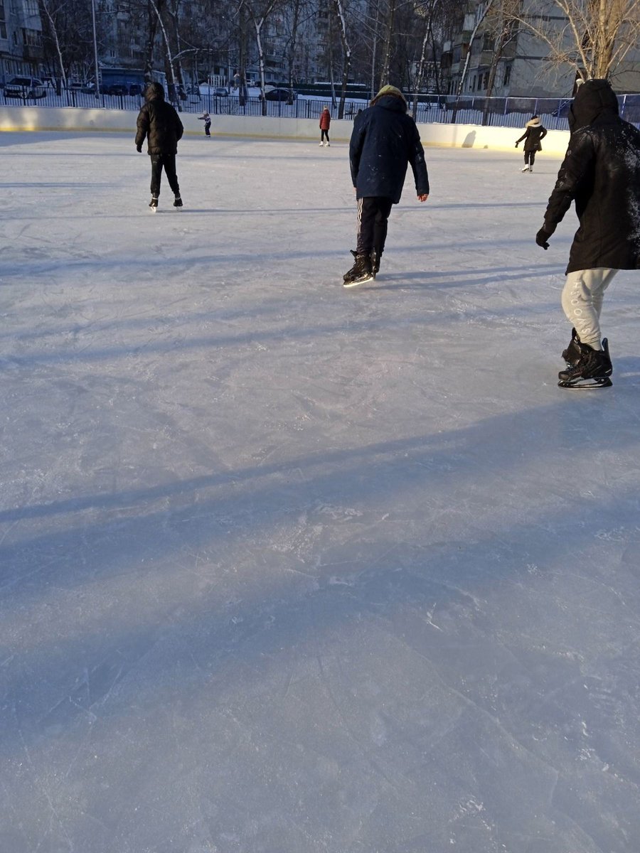В зимний период 2021-2022 года при образовательных учреждениях организована работа 33 катков. Катки работают в соответствии с расписанием.