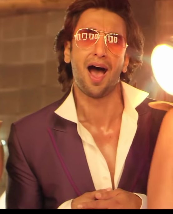ranveercirkus's tweet photo. #RanveerSingh for #dotherex #durex #ThrowbackThursday π¦ https://t.co/pH44s4wDb3