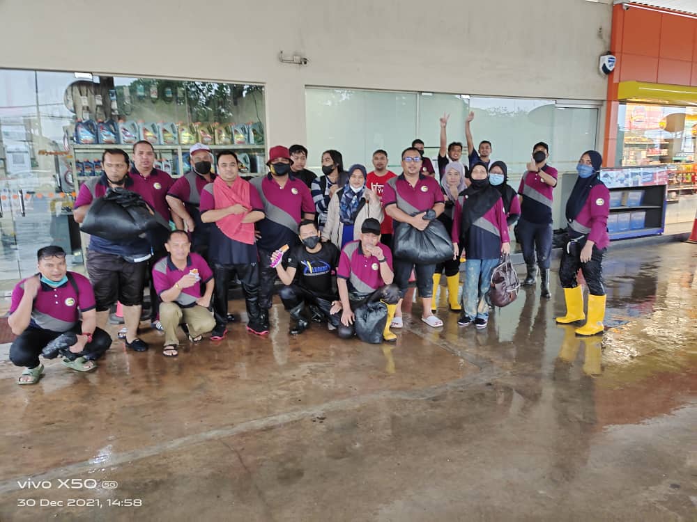 Operasi Bantuan Banjir 2021 Terengganu ke Pahang. Kakitangan JKR Kemaman turut serta dalam operasi bantuan banjir ke Pahang.
#jkrprihatin
#jkrmalaysia
#jasakepadarakyat
<a href="/JKRMalaysia/">JKR Malaysia</a> <a href="/JKRTerengganu/">JKR Terengganu</a> <a href="/yusufghani200/">تذكرة</a> <a href="/MoALiS114/">MoALiS</a> <a href="/HasliJKR/">Hasli Ibrahim (Ir. Dr.)</a> @MOWorks <a href="/sabira69914729/">sabira</a> <a href="/Nadiah1209/">Nadiah</a>