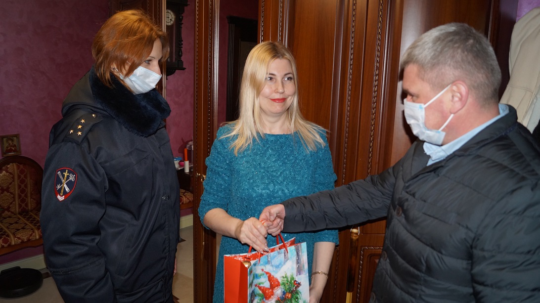 PavposRu's tweet photo. Сотрудники МО МВД России «Павлово-Посадский» встретились с женами и мате��ями сотрудников органов внутренних дел, погибших при исполнении служебных обязанностей, чтобы поздравить с наступающим Новым годом и Рождеством.
https://t.co/BXfhN2g3gT
#ПавловскийПосад #нашеПодмосковье https://t.co/gW0lM8mVeH