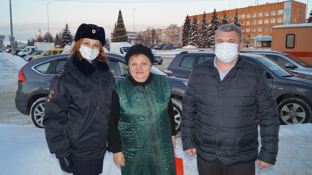 PavposRu's tweet photo. Сотрудники МО МВД России «Павлово-Посадский» встретились с женами и мате��ями сотрудников органов внутренних дел, погибших при исполнении служебных обязанностей, чтобы поздравить с наступающим Новым годом и Рождеством.
https://t.co/BXfhN2g3gT
#ПавловскийПосад #нашеПодмосковье https://t.co/gW0lM8mVeH