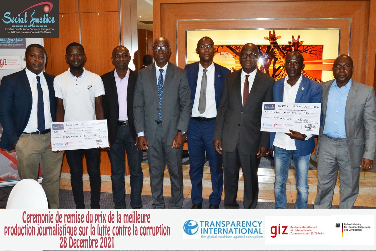 SocialjusticeCi's tweet photo. #socialjusticeci

Retour en image sur la cérémonie de remise du prix de la meilleure production journalistique sur la lutte contre la #corruption. 

Le 1er prix est revenu à M. TRAORÉ Abou du Perroquet Libéré et le 2nd prix à M. KOUADIO Clément de la Radio Attécoubé FM. https://t.co/bu8WmEOCXD