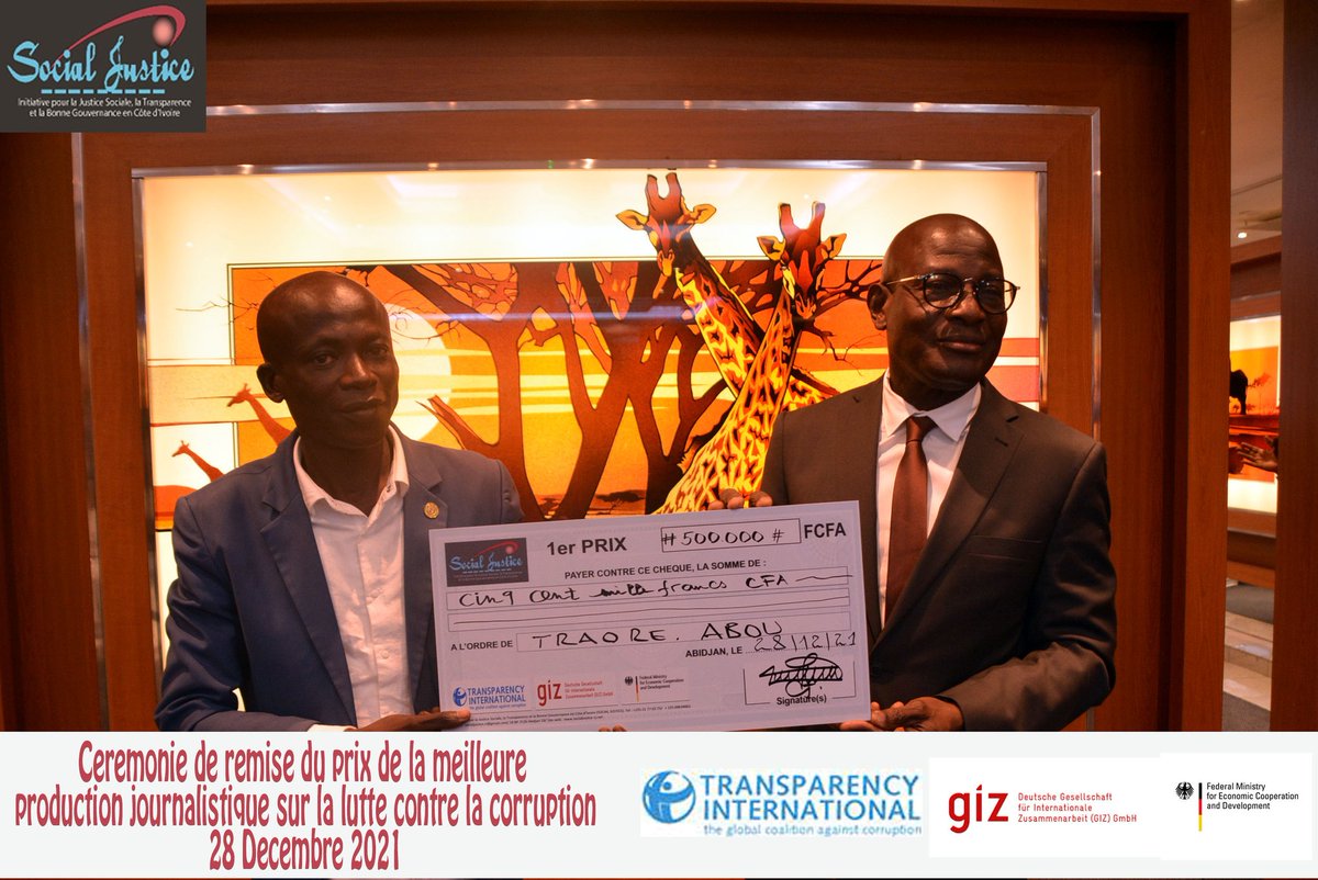 SocialjusticeCi's tweet photo. #socialjusticeci

Retour en image sur la cérémonie de remise du prix de la meilleure production journalistique sur la lutte contre la #corruption. 

Le 1er prix est revenu à M. TRAORÉ Abou du Perroquet Libéré et le 2nd prix à M. KOUADIO Clément de la Radio Attécoubé FM. https://t.co/bu8WmEOCXD