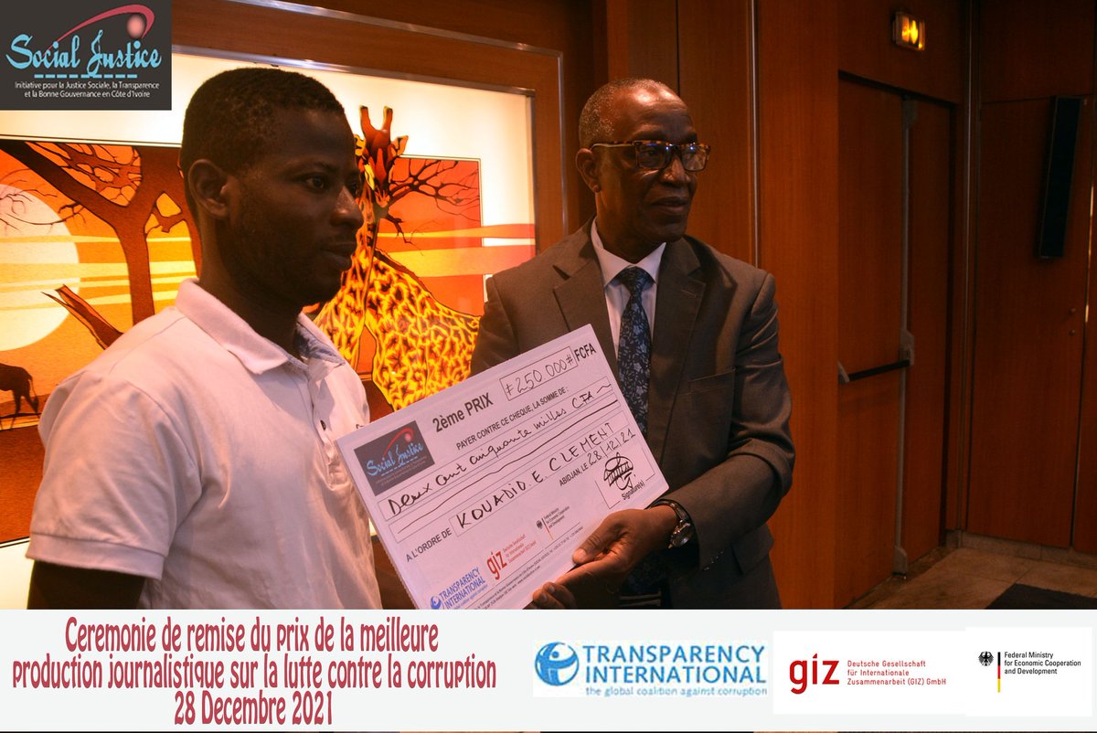 SocialjusticeCi's tweet photo. #socialjusticeci

Retour en image sur la cérémonie de remise du prix de la meilleure production journalistique sur la lutte contre la #corruption. 

Le 1er prix est revenu à M. TRAORÉ Abou du Perroquet Libéré et le 2nd prix à M. KOUADIO Clément de la Radio Attécoubé FM. https://t.co/bu8WmEOCXD
