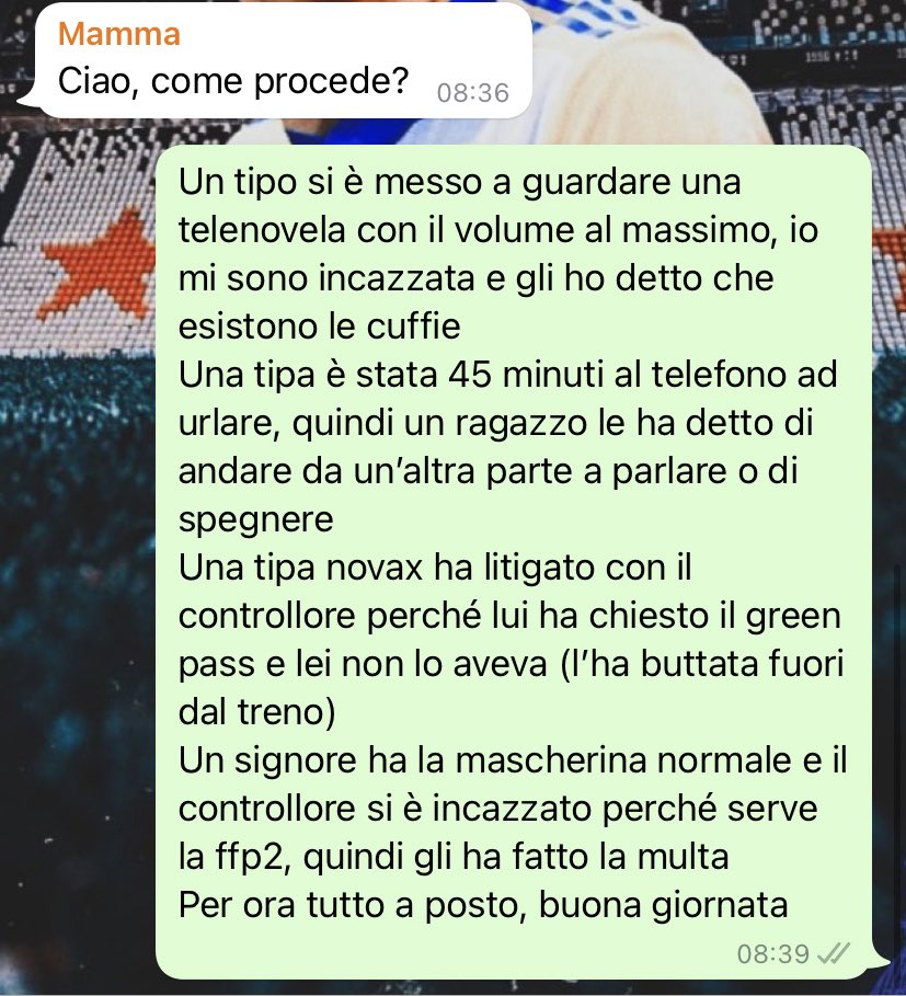 xzaynsmoon's tweet photo. Situazione in treno https://t.co/u8k3GYM24y