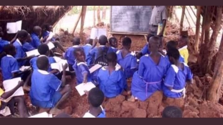 annuciator's tweet photo. #Article3UG #Ogenda H.E.Robert Kyagulanyi Ssentamu is the Elected President of Ug 🇺🇬 @Pontifex #WeAreRemovingaDictator @DemocracynoArms #DnA @POTUS @StateDept #EndM7Dictatorship  #UgandaIsBleeding WorldBank DoYouHave to ACCOUNT forTheFunds Released?HowIsUgEducMin.Doing?? https://t.co/VBhpOvi9lK
