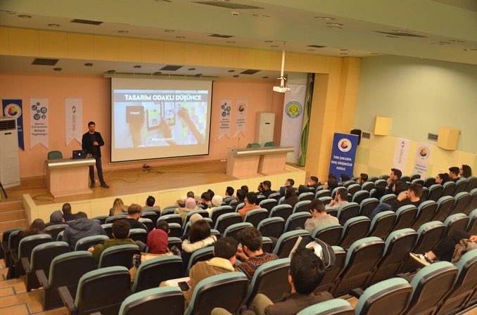 TOBBUrfaGGK's tweet photo. Şanlıurfa GGK olarak @emrahkozan beyefendinin katılımıyla Harran Üniversitesinde organize ettiğimiz Design Thinking workshop etkinliğimizden güzel kareler #herşeygençleriçin #workshop @ibrahimhyilmaz @RHisarciklioglu @TOBBiletisim @sanliurfatso @GDGUrfa @HarranBilisimT @hrumedya https://t.co/nHplVkV1eQ