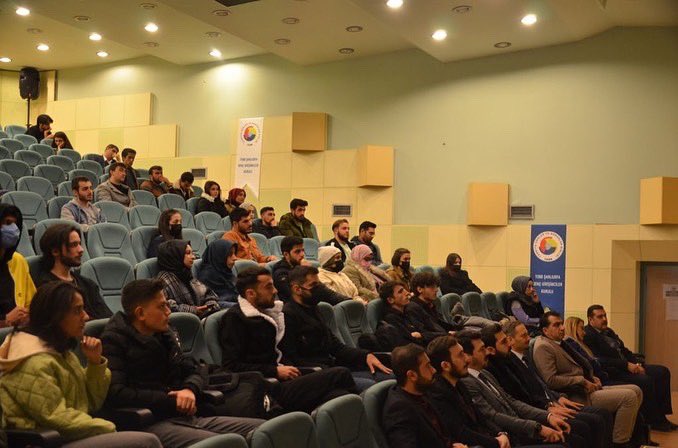 Şanlıurfa GGK olarak <a href="/emrahkozan/">Emrah Kozan</a> beyefendinin katılımıyla Harran Üniversitesinde organize ettiğimiz Design Thinking workshop etkinliğimizden güzel kareler #herşeygençleriçin #workshop <a href="/ibrahimhyilmaz/">İbrahim Halil YILMAZ</a> <a href="/RHisarciklioglu/">Rifat Hisarcıklıoğlu</a> <a href="/TOBBiletisim/">TOBB</a> <a href="/sanliurfatso/">ŞUTSO</a> <a href="/GDGUrfa/">GDG Urfa</a> <a href="/HarranBilisimT/">Harran Üniversitesi Bilişim Topluluğu</a> <a href="/hrumedya/">Harran Üniversitesi</a>