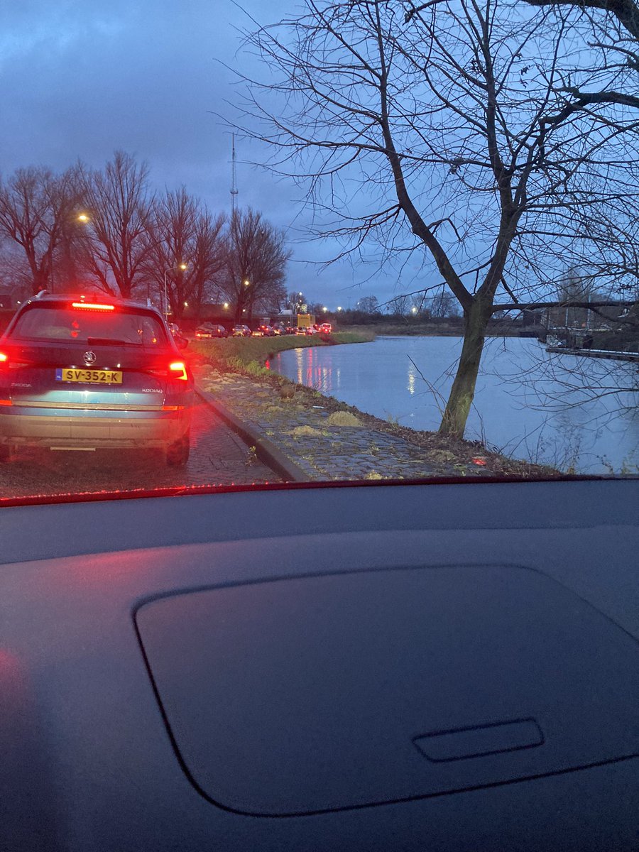 Orthopeter's tweet photo. @breda #respect voor al die inwoners van Breda: elke dag weer  die rij voor de milieu straat om hun grofafval netjes gescheiden in te leveren….KOM OP zeg regel dit beter!!! https://t.co/6l1NLaY2nU