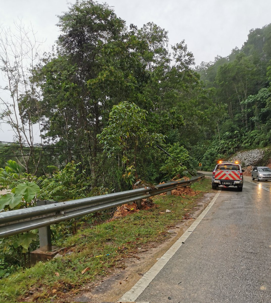 Kementerian Kerja Raya Malaysia (@moworksmy) on Twitter photo YB <a href="/ArthurJKurup/">Arthur Joseph Kurup</a> melihat sendiri keadaan jalan, jambatan serta cerun di sepanjang laluan Jalan Sungai Lembing yang terjejas akibat banjir. Lokasi pertama yang dilawati ialah di Seksyen 37.6 (FT231) - cerun runtuh. YB <a href="/ArthurJKurup/">Arthur Joseph Kurup</a> melihat sendiri keadaan jalan, jambatan serta cerun di sepanjang laluan Jalan Sungai Lembing yang terjejas akibat banjir. Lokasi pertama yang dilawati ialah di Seksyen 37.6 (FT231) - cerun runtuh.