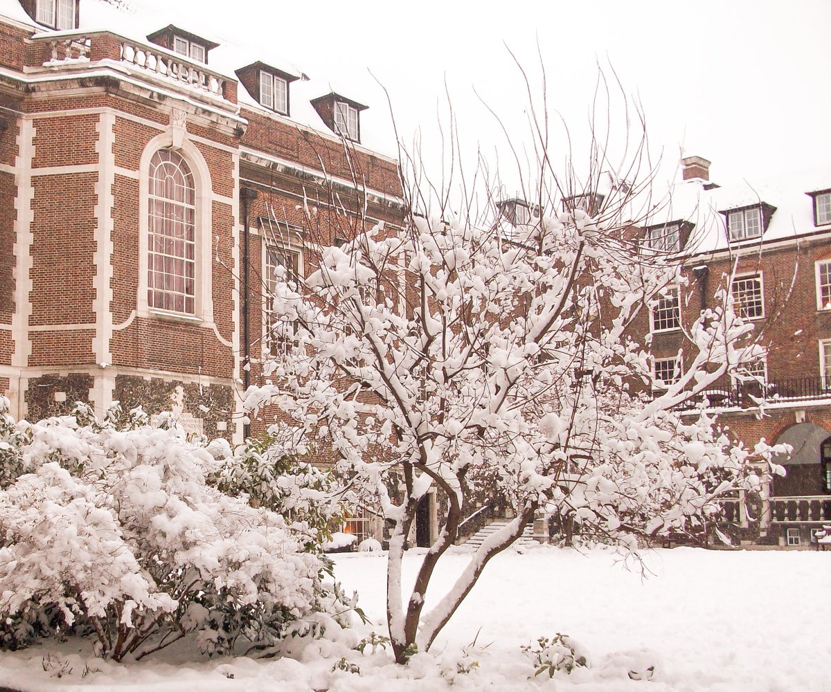 goodenoughc's tweet photo. #TBT to a snowy day at the College back in 2009.
Do you have any great memories at Goodenough College in the snow? ☃️
#ChristmasLights #Christmas #GoodenoughCollege #Goodenough #Community #CollegeLife #StudentAccommodation #MecklenburghSquare #Bloomsbury #London https://t.co/4jMuGjlSng
