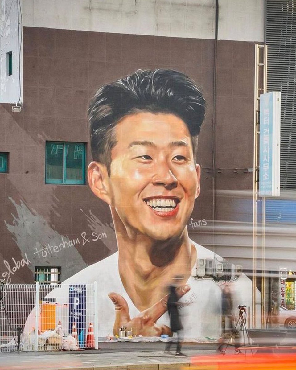 SpursOfficial's tweet photo. 🖌 Heung-Min Son. 
📍 Chuncheon, South Korea. 

💙🇰🇷 https://t.co/SjcPClxAIi