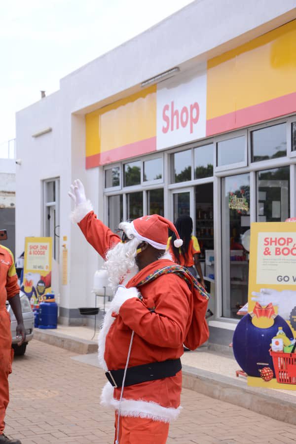 TrendRoomUG's tweet photo. Santa is ready to give 5 million worth of shopping in #Shellxmasoffers!! 🔥🔥

You still don’t wanna fuel at @Shell_Uganda ? 😂 https://t.co/HQuQD0rB0g